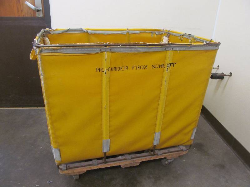 lot 526 image: laundry cart