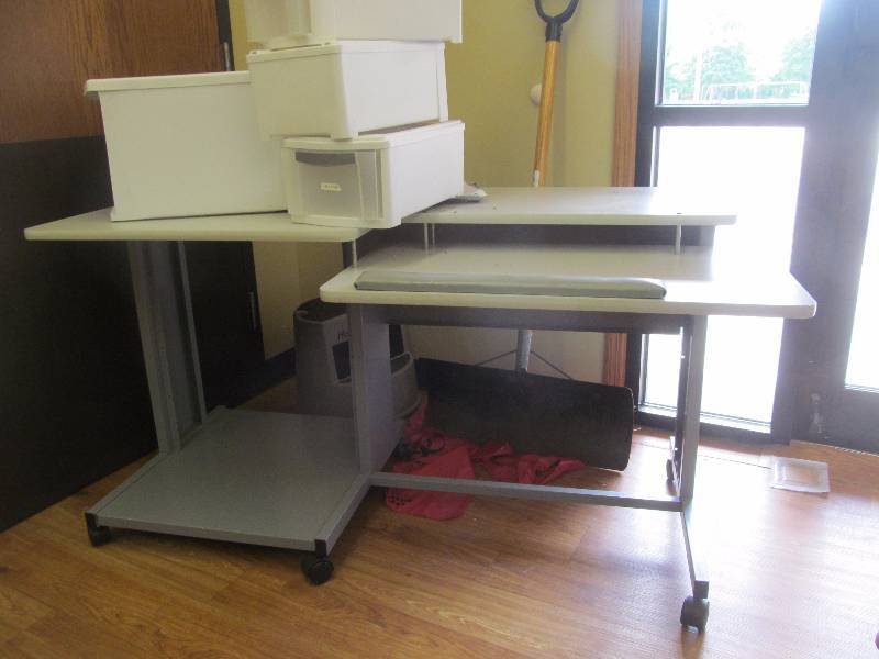 lot 530 image: work station