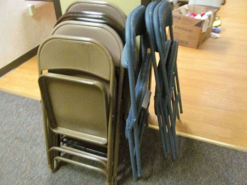 lot 539 image: folding chairs