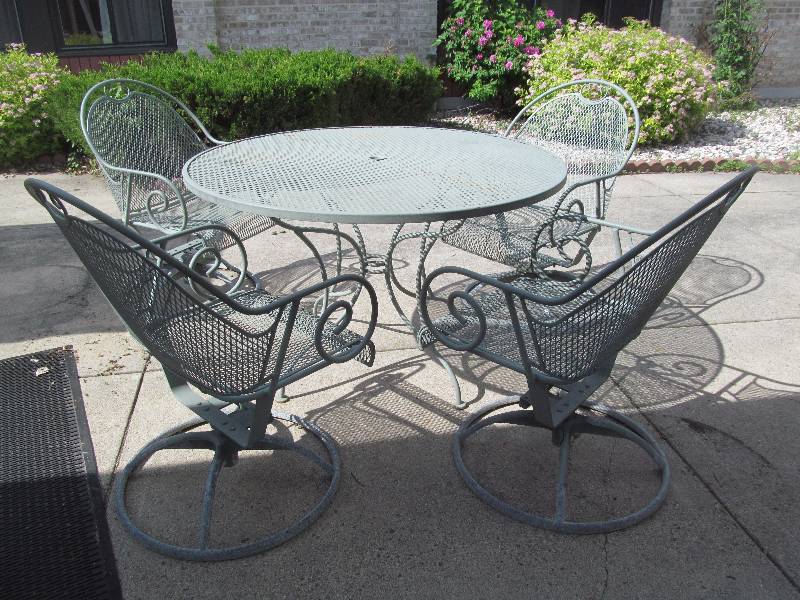 lot 543 image: patio set