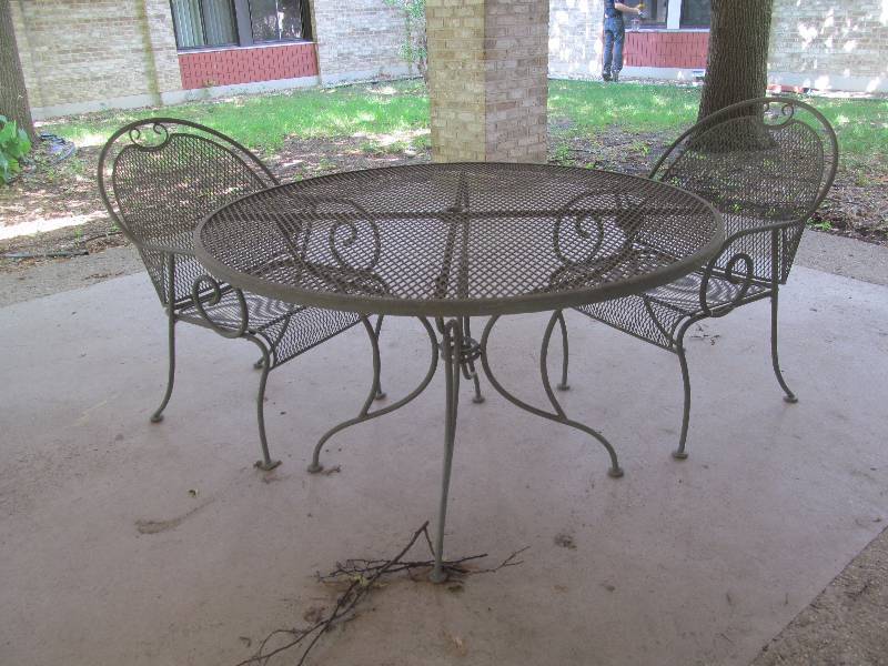 lot 550 image: patio table