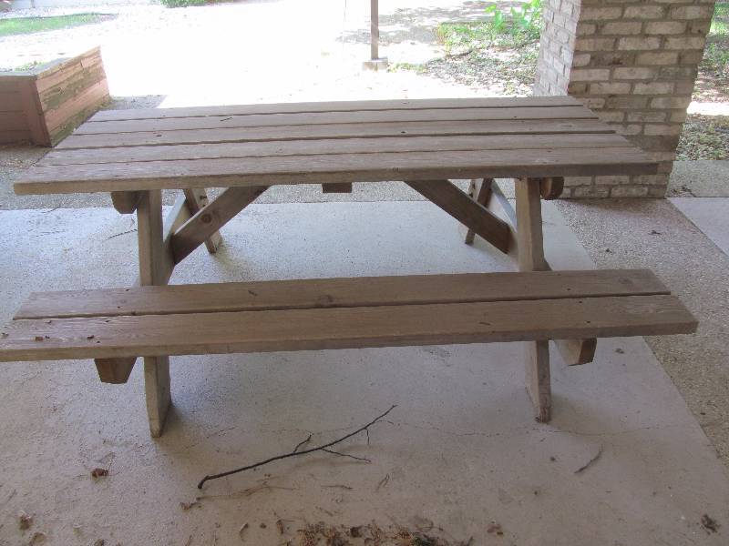 lot 552 image: picnic table