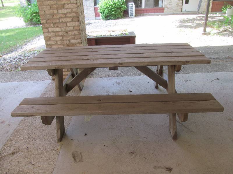 lot 553 image: picnic table