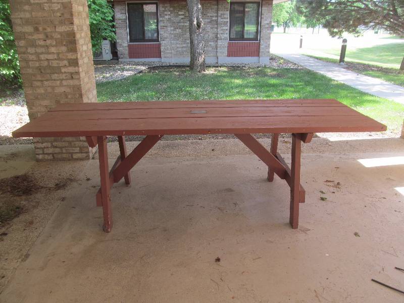 lot 555 image: wood tables