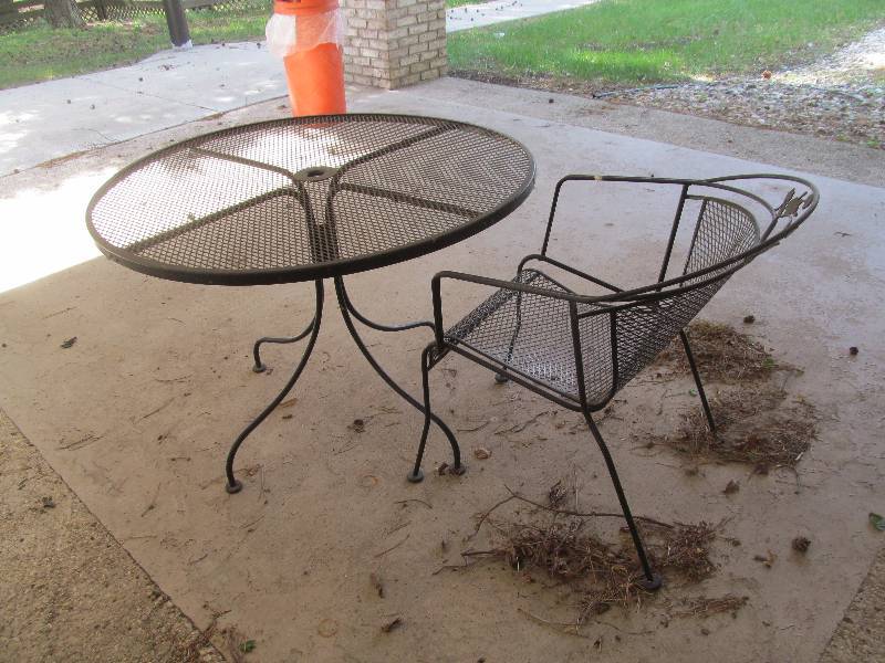 lot 556 image: patio table , 2 chairs