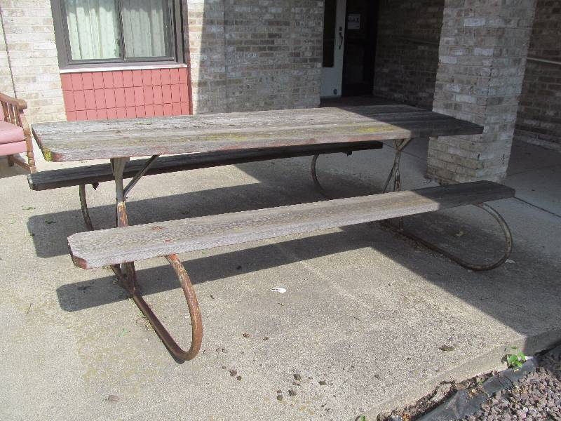 lot 557 image: picnic table