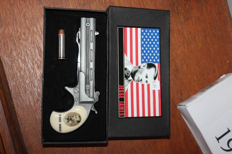 lot 1928 image: Jesse James Revolver Knife w Box