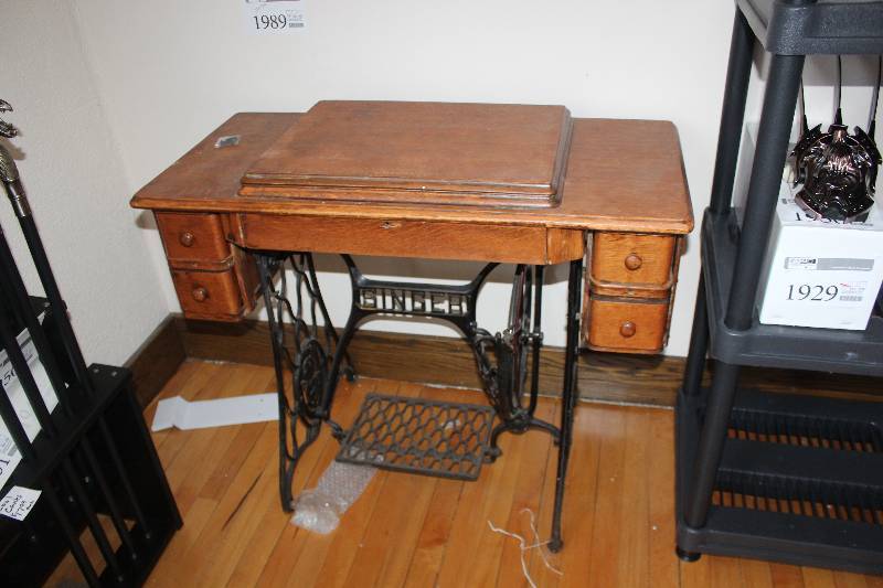 lot 1989 image: Singer Ornate Sewing Machine Table