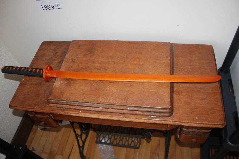 lot 1913 image: Natural Solid Oak Practice Sword - Wooden Blade Training KatanaBokkenKendo w Case