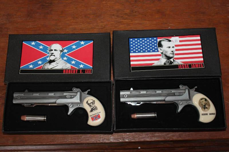 lot 1926 image: Robert E. Lee Revolver Knife Set w Box