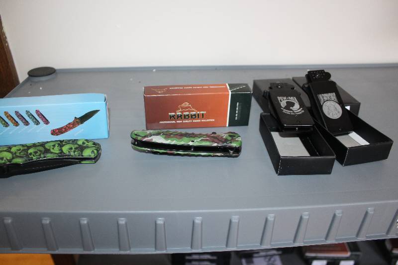 lot 1981 image: Lot of (4) Folding Knives w Boxes