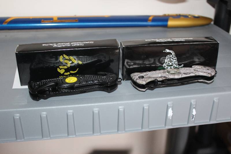 lot 1986 image: Lot of (2) Live Free or Die, Join or Die Tactical Folding Knives w Boxes