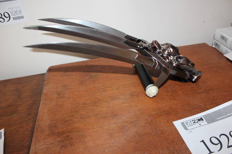 lot 1930 image: 15in. Dragon Claw Hand Blades