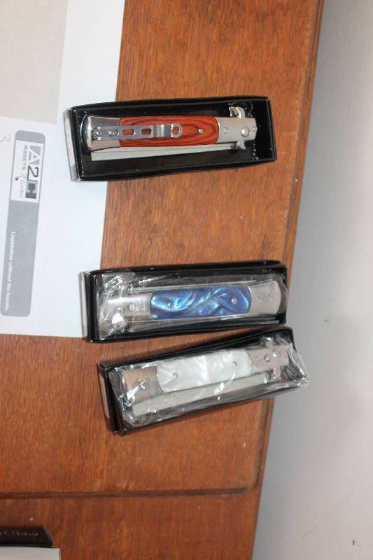 lot 1966 image: Lot of (3) Folding Combs w Boxes