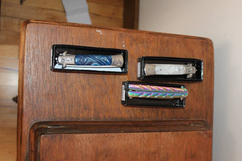 lot 1967 image: Lot of (3) Folding Combs w Boxes