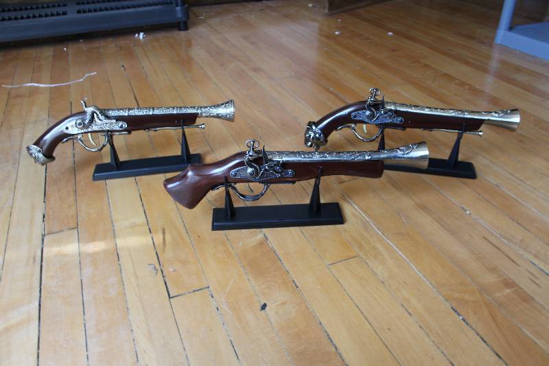 lot 1959 image: Lot of (3) Vintage Hand Guns w Display Stands