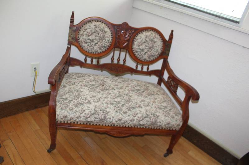 lot 2189 image: Love Seat
