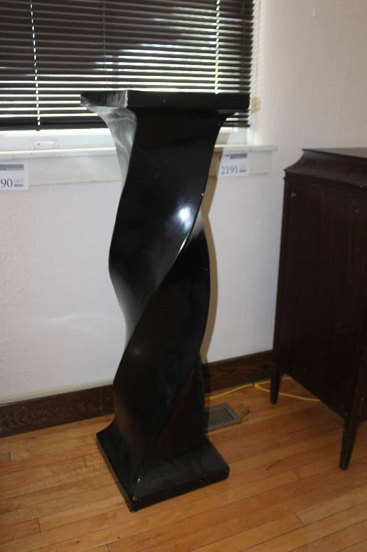 lot 2190 image: Decorative Curved Floor Stand Black