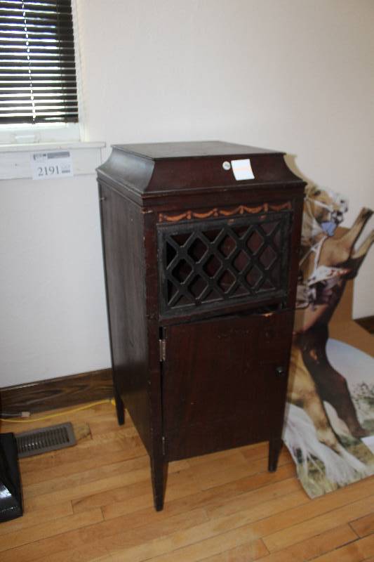 lot 2191 image: Vintage Pathe Freres Phonograph Player w Wards Needles