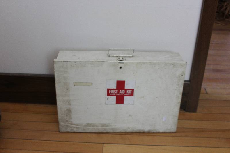 lot 2204 image: Metal First Aid Kit w Contents