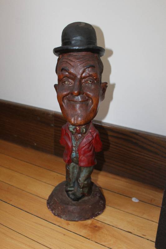 lot 2200 image: Laurel Statue