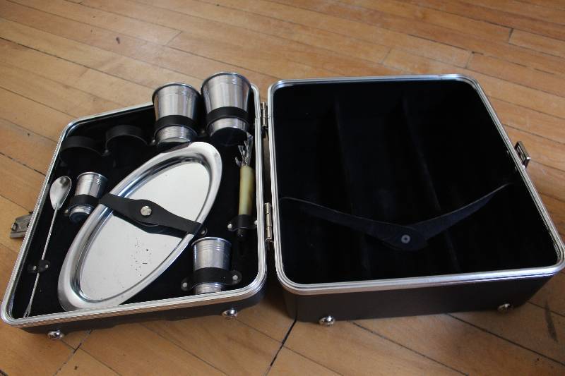 lot 2193 image: Trav-L-Bar Suitcase