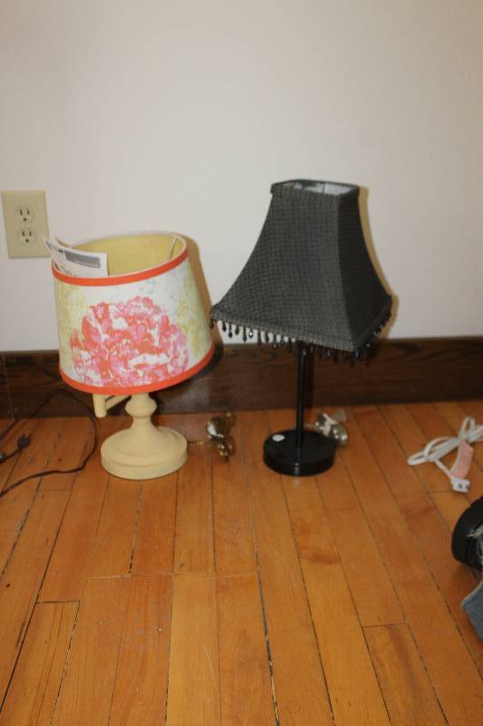 lot 2218 image: Lot of (2) Table Lamps