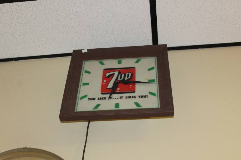 lot 2007 image: 7-Up Electric Wall Clock