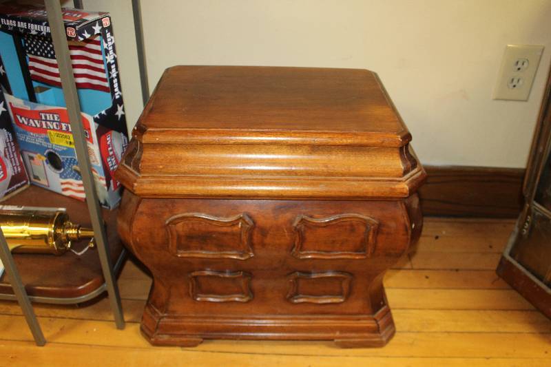 lot 2022 image: Wood Chest