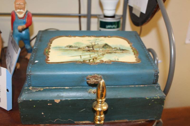 lot 2056 image: Jewelry Box