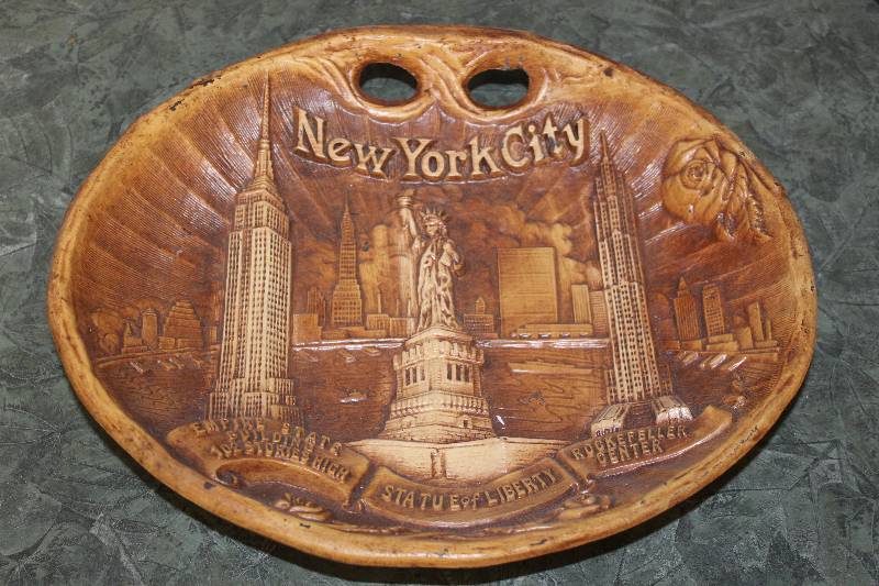 lot 2041 image: Arrow New York City Decorative Wall Plate
