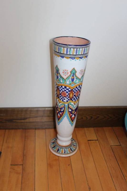 lot 2186 image: Decorative Floor Vase