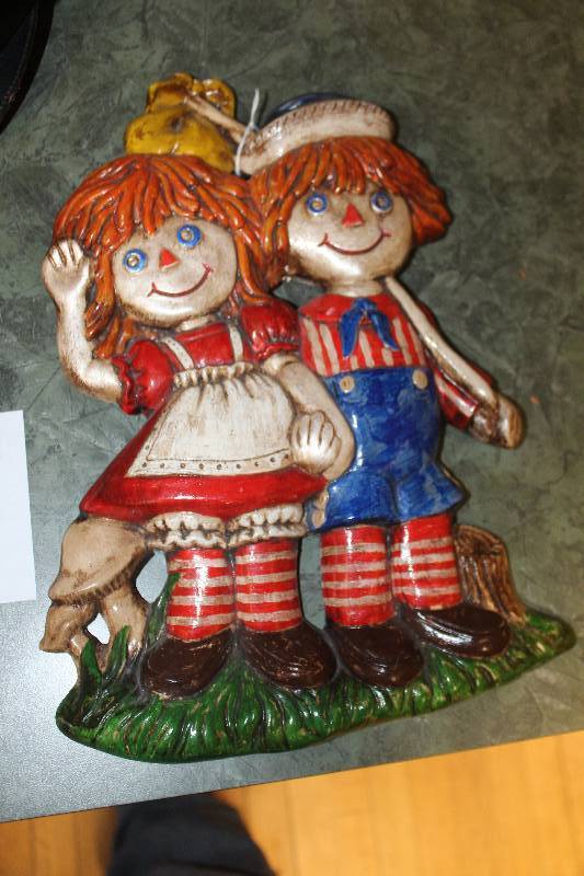 lot 2040 image: Raggedy Ann & Andy Decorative Wall Art