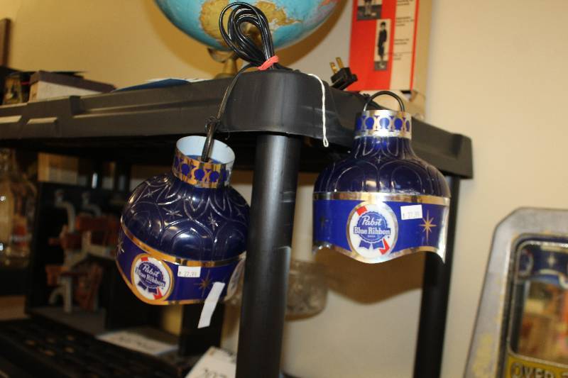 lot 2072 image: Pabst Blue Ribbon Beer Lights