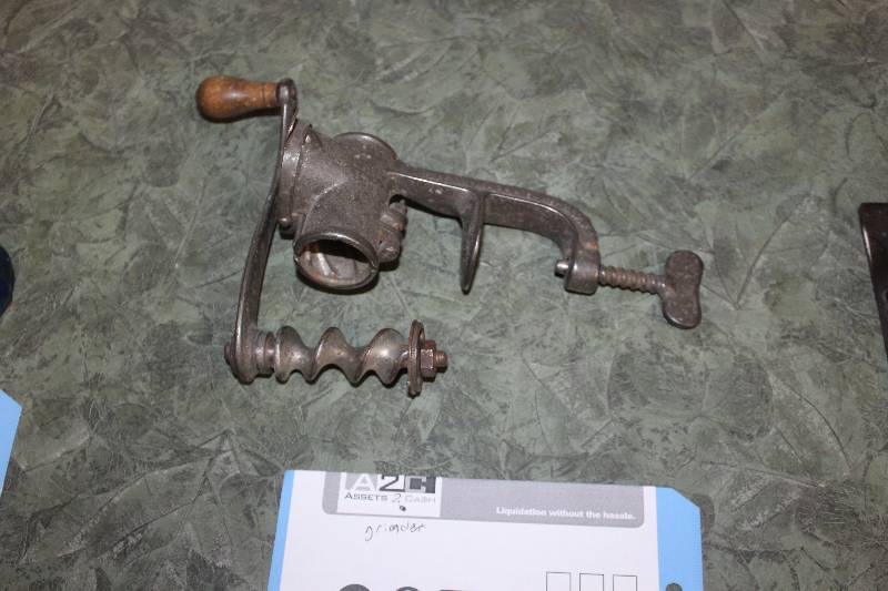 lot 2073 image: Vintage Hand Grinder