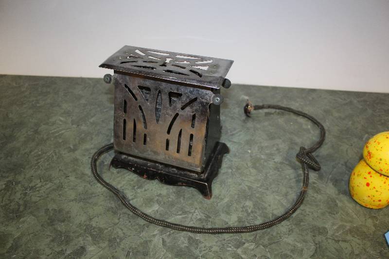 lot 2080 image: Electric Space Heater