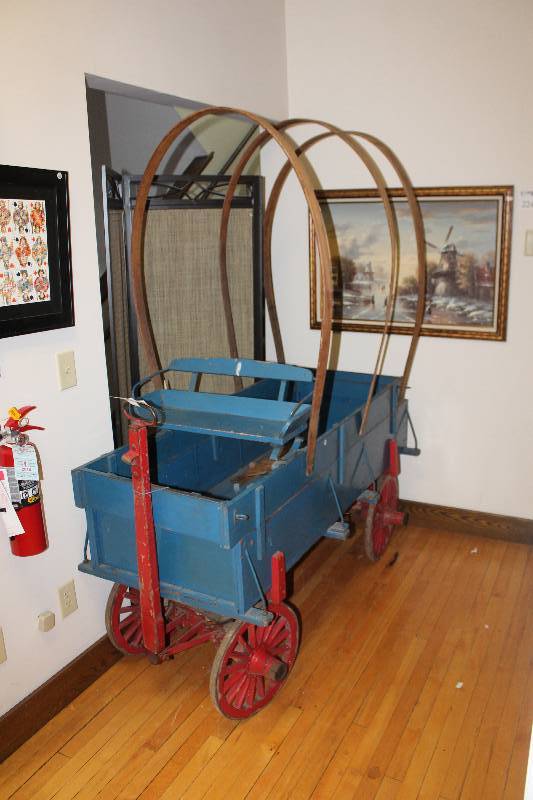 lot 2249 image: Covered Wagon Miniature Replica Floor Art