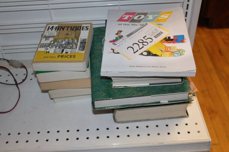 lot 2285 image: Lot of (Approximately 10) Books on Antiques
