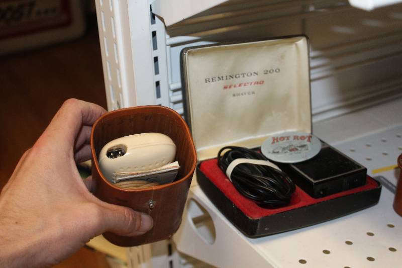 lot 2301 image: Lot of (2) Vintage Remington Mens Shavers w Cases