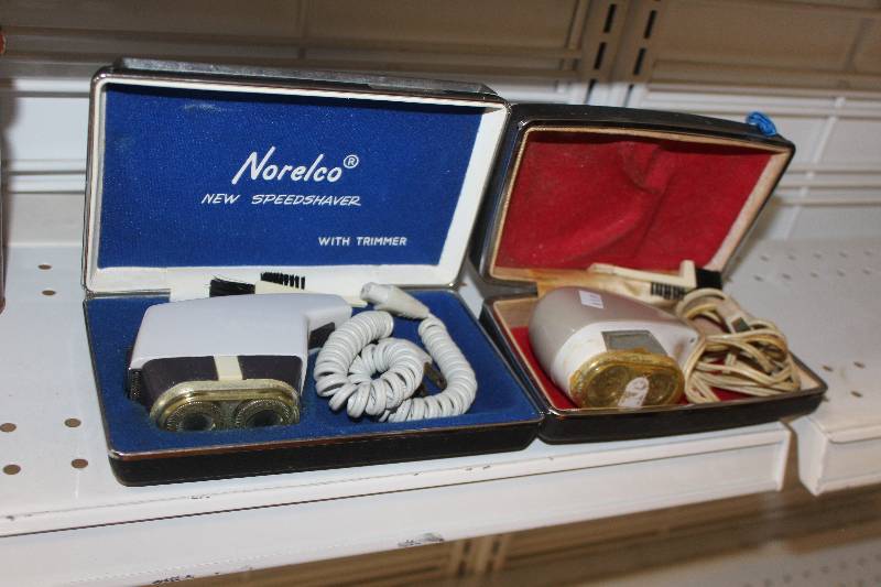 lot 2300 image: Lot of (2) Vintage Norelco Mens Shavers w Cases