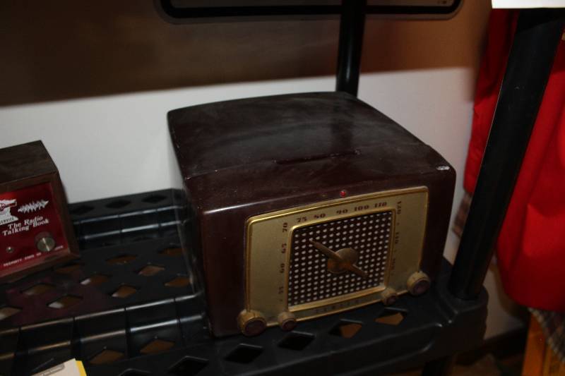 lot 2310 image: Zenith radio Phonograph Combination w Operating Guide