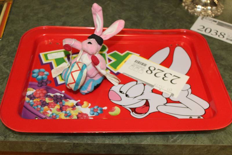 lot 2328 image: Lot of (2) Trix TV Tray, Figurine