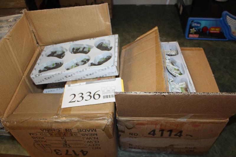 lot 2336 image: Lot of (2) Boxes of 6-Figurines - Panthers, Tigers