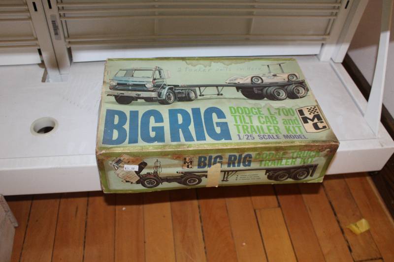 lot 2378 image: IMC 125 Dodge L-700 Tilt Cab and Trailer Scale Plastic Model Kit