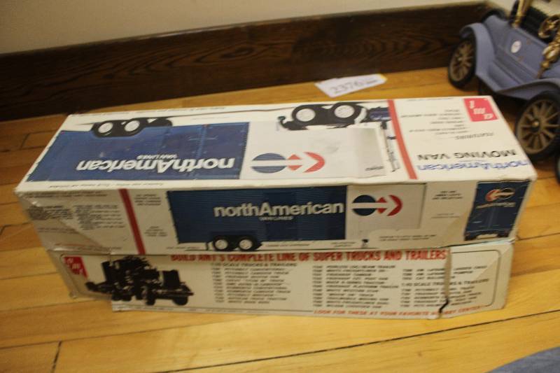 lot 2375 image: Lot of (2) AMT 125 Scale Plastic Model Kits - North American Moving Van Tractor Trailer, Fruehauf Flatbed Trailer