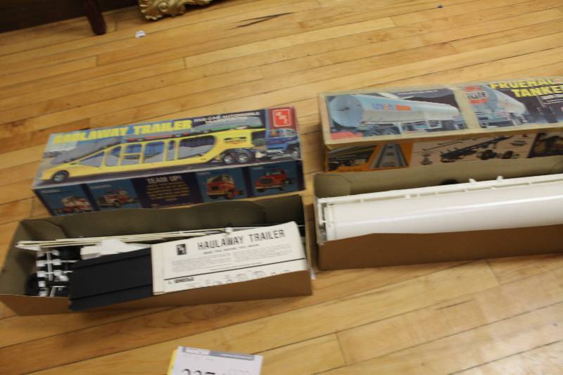 lot 2374 image: Lot of (2) 125 Scale Plastic Model Kits - Haulaway Trailer, Fruehauf Tanker