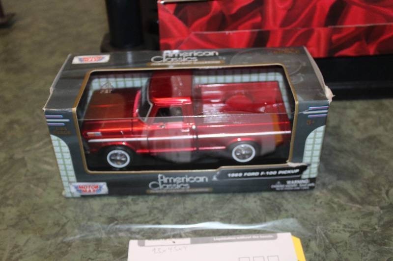 lot 2392 image: Motormax 124 1969 Ford F-100 Pickup Die-cast Truck