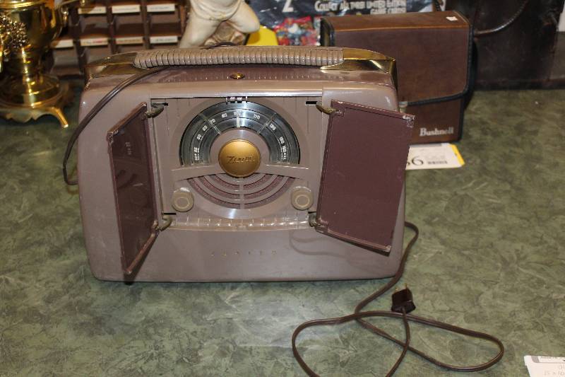 lot 2388 image: Vintage Zenith AM Portable Radio