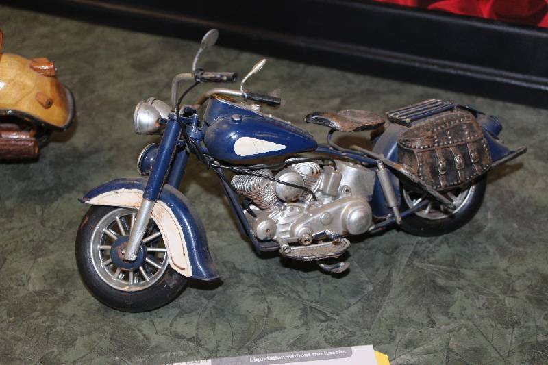 lot 2408 image: Cruiser Motorcycle Blue