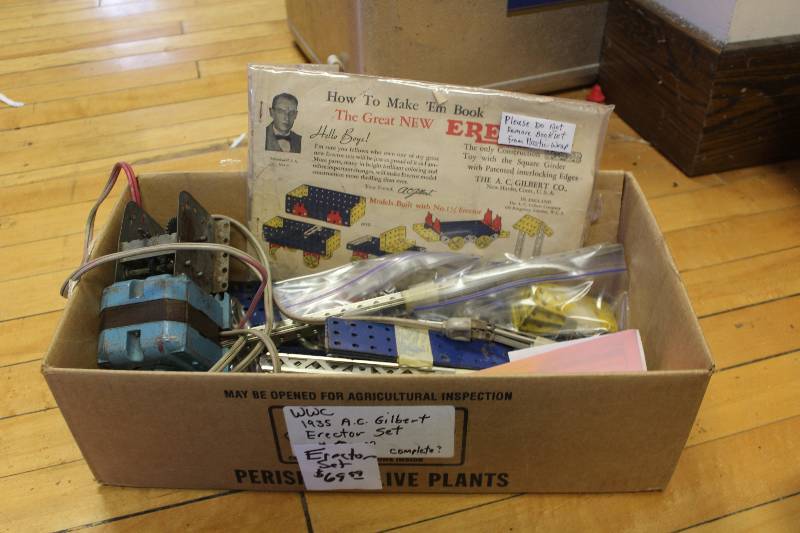 lot 2424 image: 1935 A.C. Gilbert Erector Set